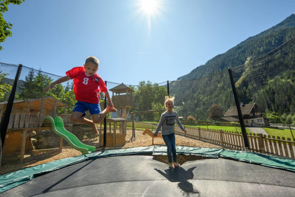 Trampolin · Familienurlaub & Urlaub am Bauernhof Marchlhof in Untertauern